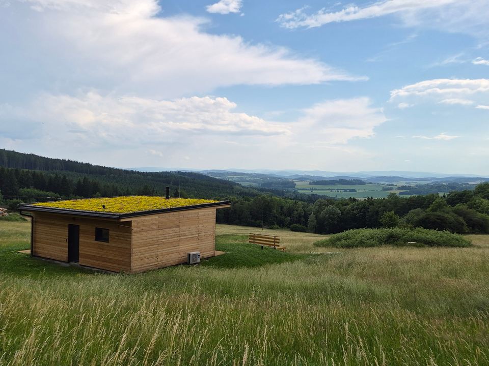 Chata Louka nad údolím s panoramatem Šumavy