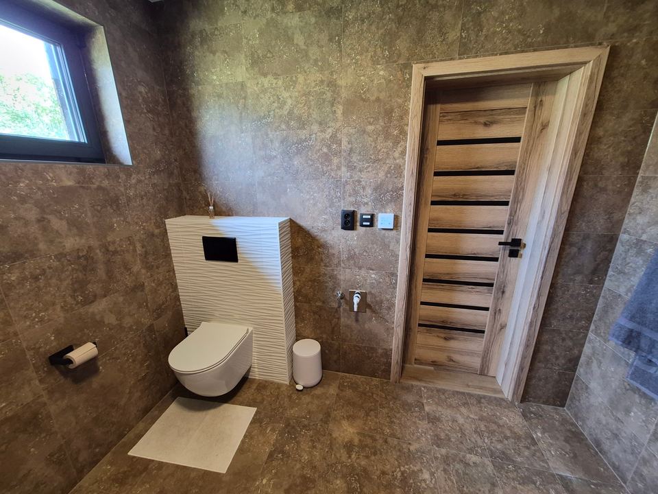 Samostatné WC v koupelně chaty Louka s oknem do zeleně