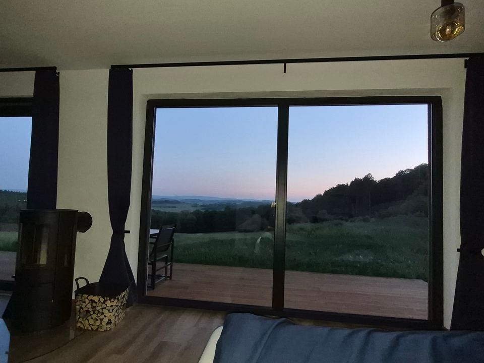 Interiér chaty Les za večerního světla